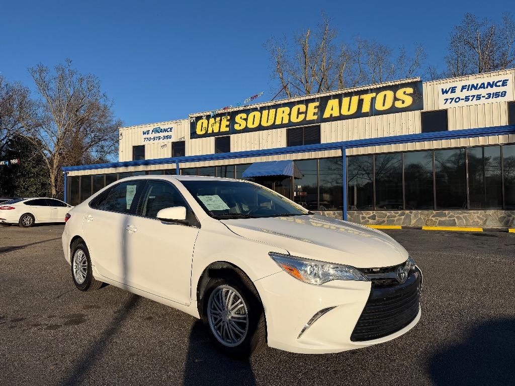 2015 Toyota Camry LE's photo