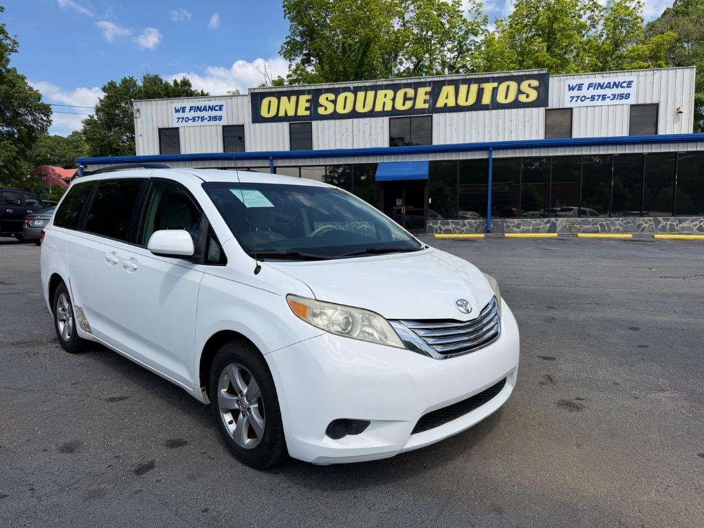 2013 Toyota Sienna LE V6 8-Passenger's photo