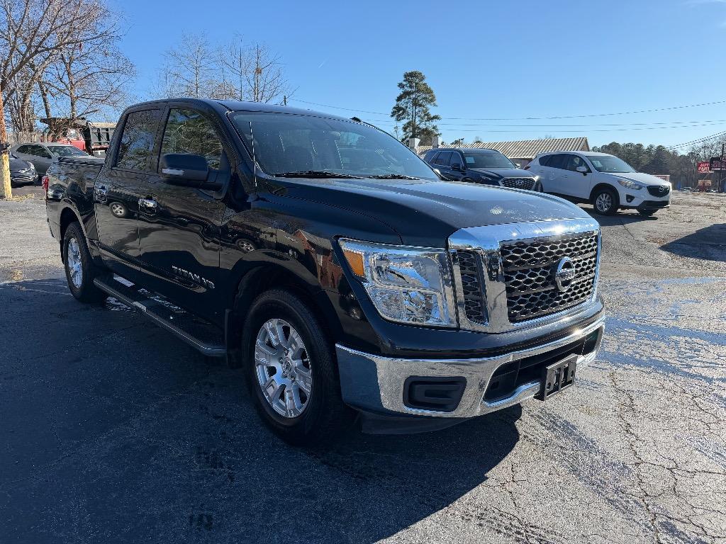2018 Nissan Titan SV's photo
